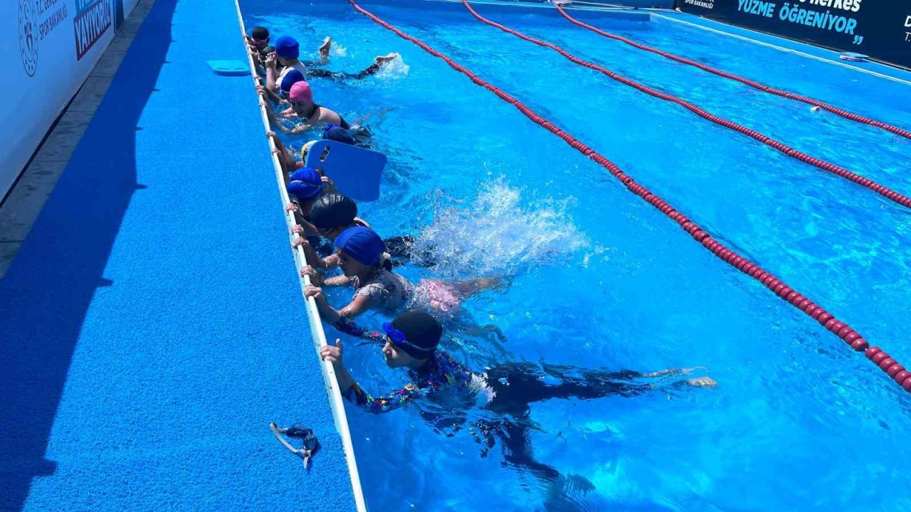 Tercan’da yüzme kursu açıldı