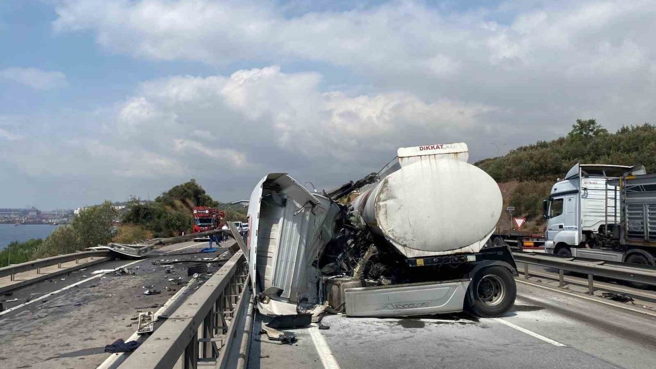 Tanker bariyerlere girip makasladı, ardından alev aldı