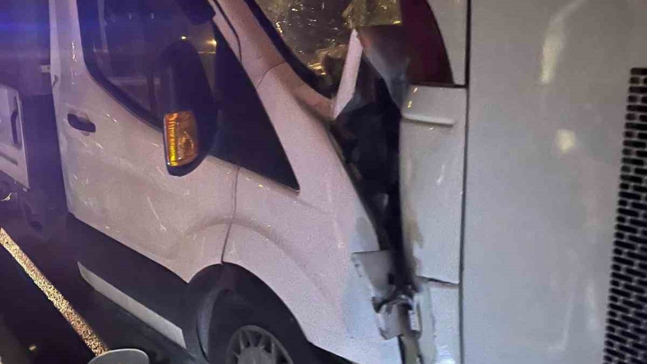 Kamyonet ve yolcu otobüsünün çarpışmasında 7 kişi yaralandı