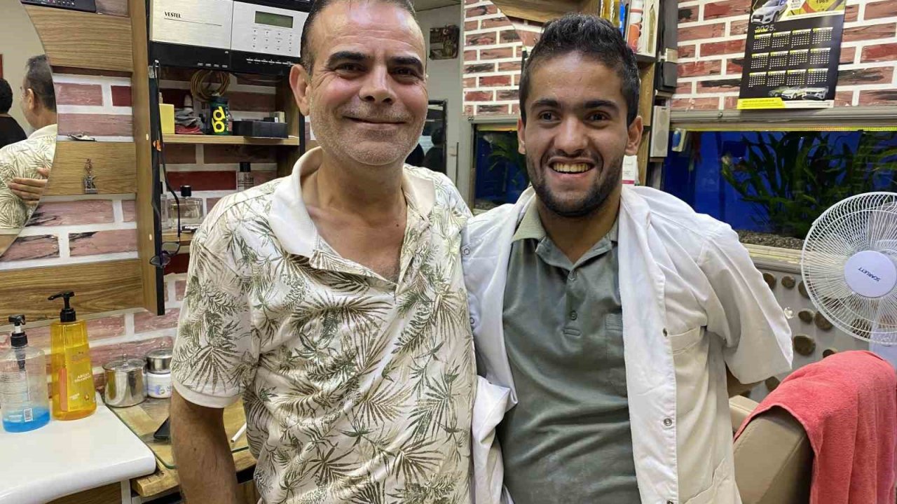 Mahalle berberi, 16 yıldır müşterisi olan zihinsel engelli Faruk’u evladı gibi sahiplendi