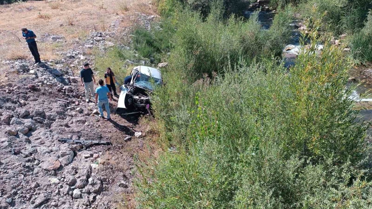 Otomobil dere yatağına uçtu: 2 ölü