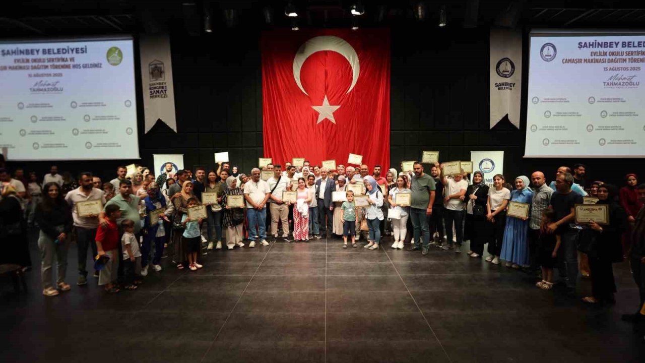 Evlilik okulunu tamamlayan 481 çift sertifikalarını aldı