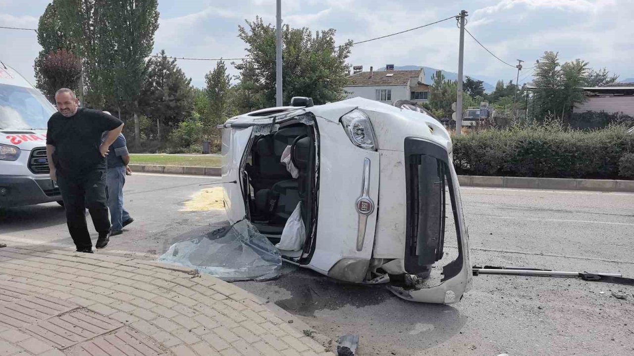 Kontrolden çıkan araç taklalar attı, 2 kişi yaralandı