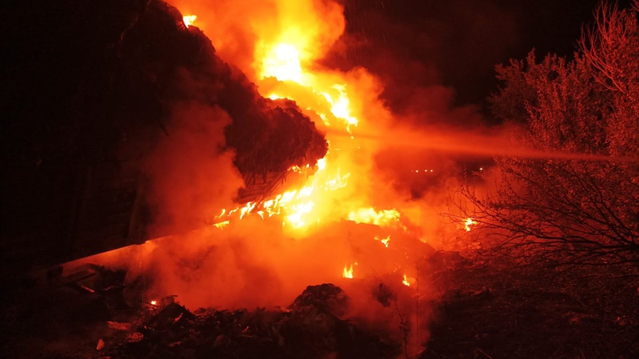 Çorum’da çöp yüklü tır alev alev yandı