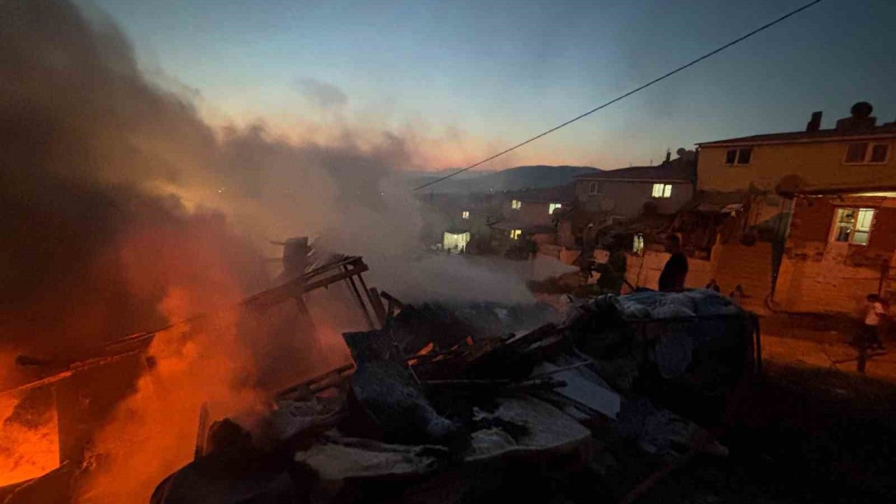 Erdek’te baraka yangını söndürüldü
