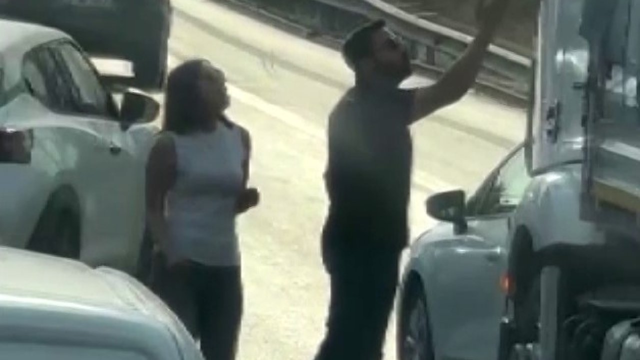 Otoyolda trafik terörü, yol kesip sürücüyle tartıştılar