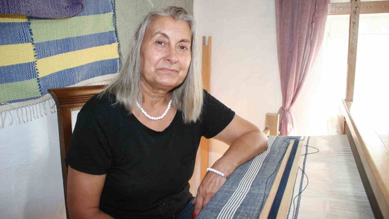 Eski giysilerin iplerinden harika eşyalar dokuyor