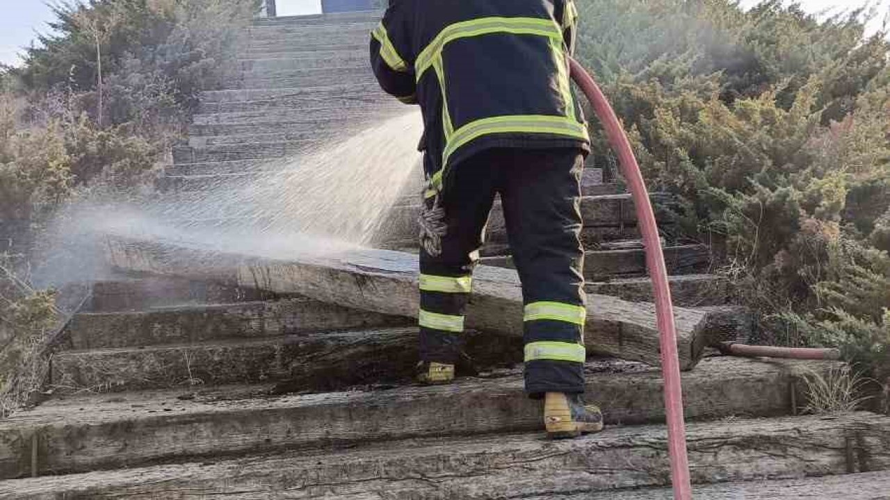Kayı Anıtı’na çıkan tahta merdivenlerde yangın