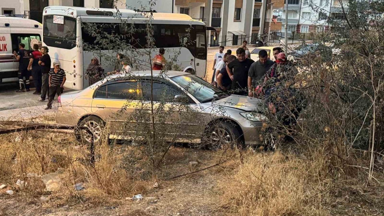 Minibüsle otomobil çarpıştı, yaya kaldırımındaki vatandaş yaralandı