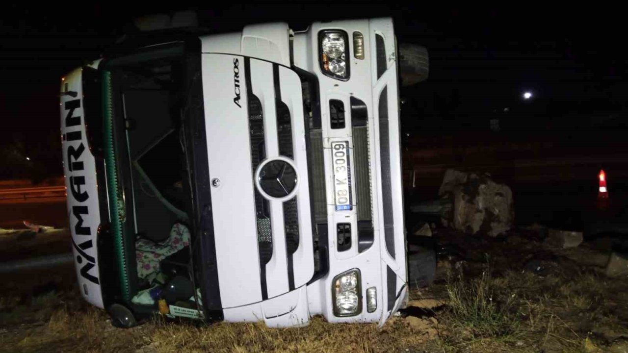 Seyir halindeki 2 tır birbiriyle çarpıştı