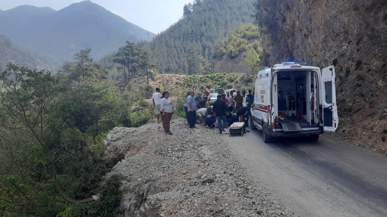 Osmaniye’de kayalıklara çarpan otomobil yan yattı: 3 yaralı