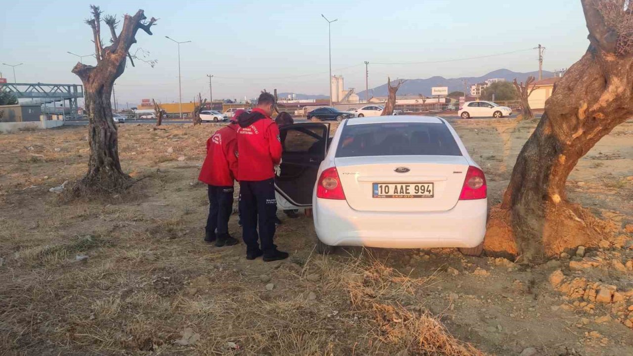 Burhaniye’de kazada araçta sıkışan vatandaşı itfaiye kurtardı