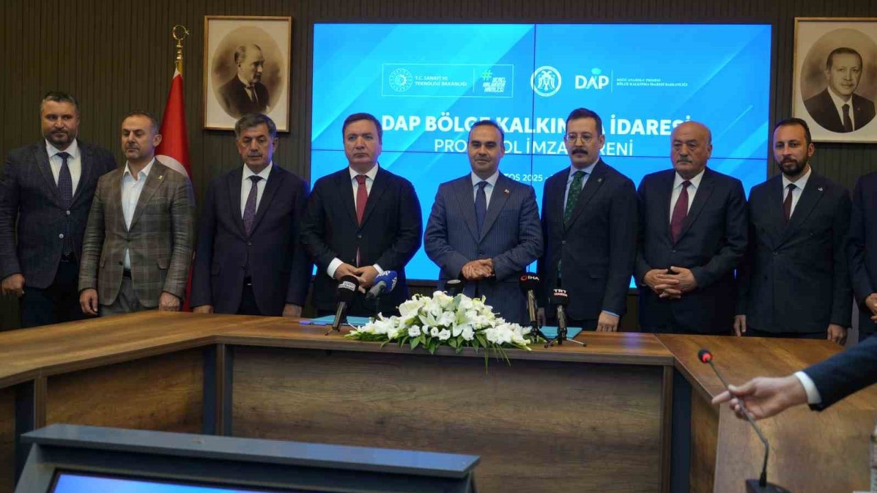 Bakan Kacır, Erzincan’da protokol imza törenine katıldı