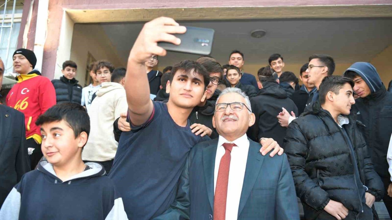 Başkan Büyükkılıç’tan müjde: Öğrencilere ulaşım kartı desteği