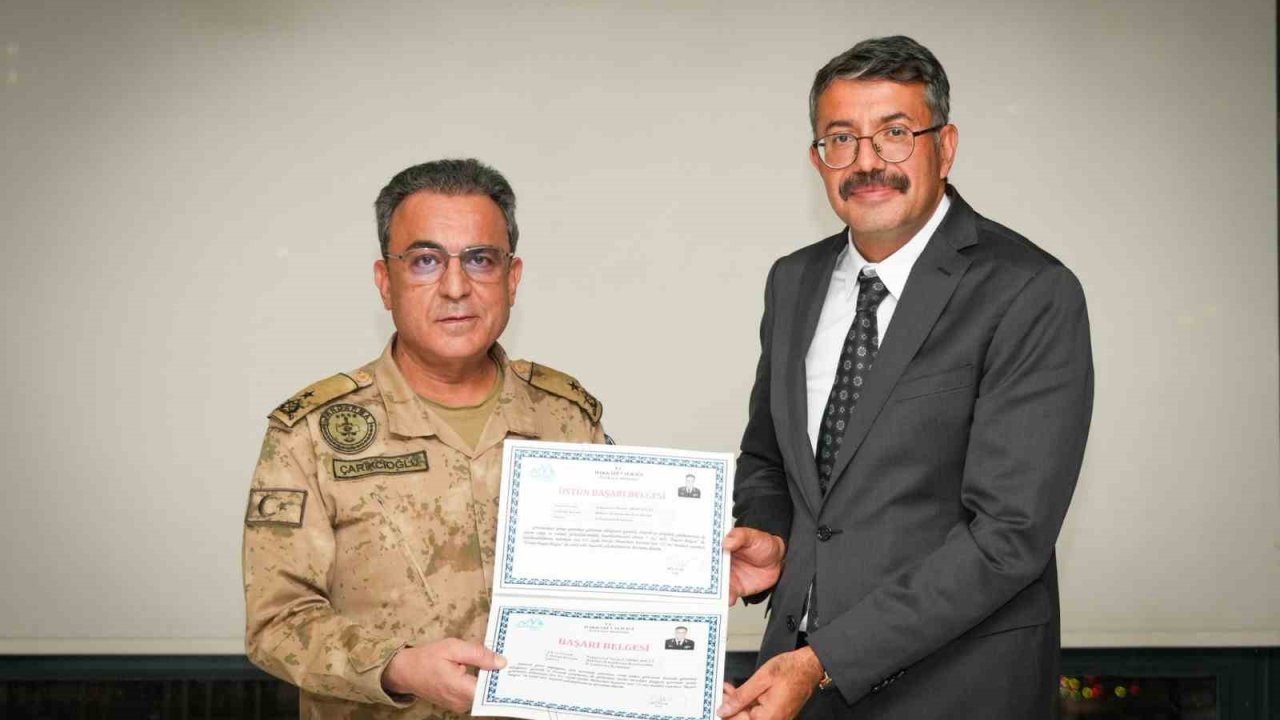 Hakkari’de tayini çıkan komutanları veda yemeği