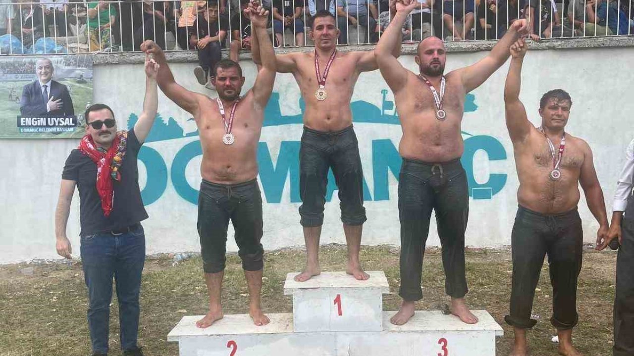 Sakarya Büyükşehir’in pehlivanı Kütahya’da kürsüye çıktı