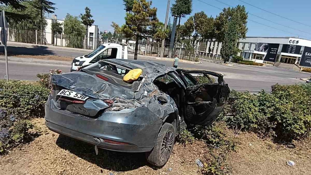 Takla atan araçtaki 9 yaşındaki çocuk hayatını kaybederken 4 kişi yaralandı