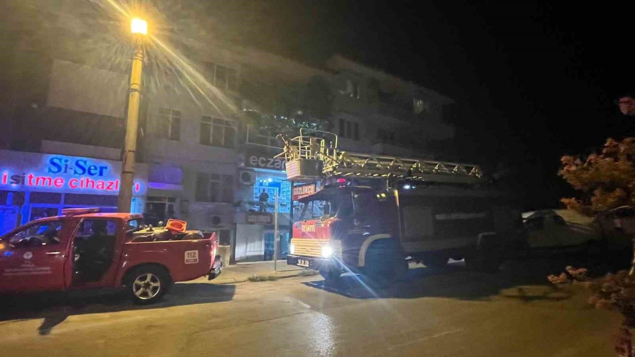 Menteşe’de çatıya atılan sigara itfaiyeli alarma geçirdi