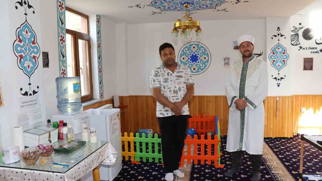 Yol kenarındaki cami yolcuların uğrak yeri