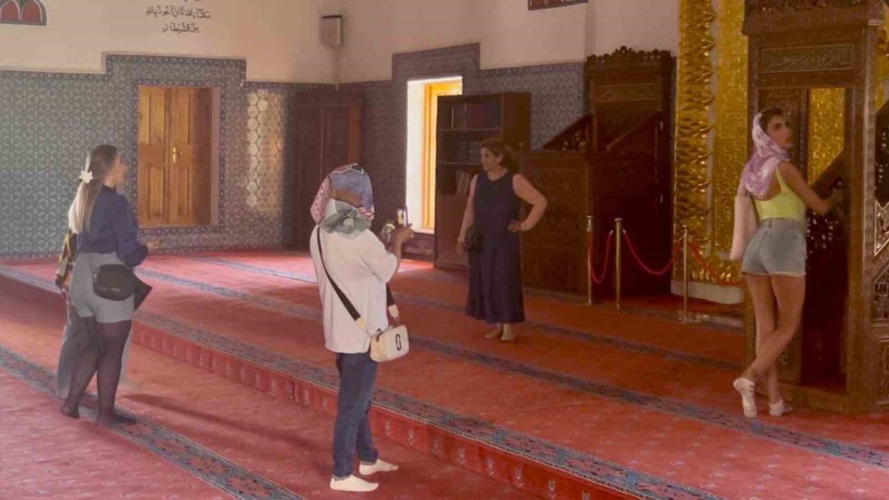 Van’da tarihi camiyi uygunsuz kıyafetlerle ziyaret eden turistlerle ilgili tartışma sürüyor