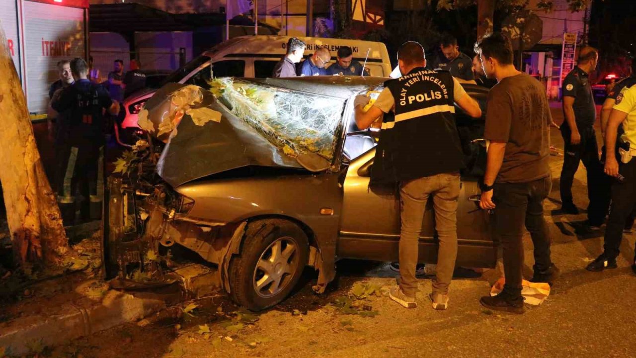 Ağaca ok gibi saplanan otomobilde 2 kişi öldü, sürücü ağır yaralandı