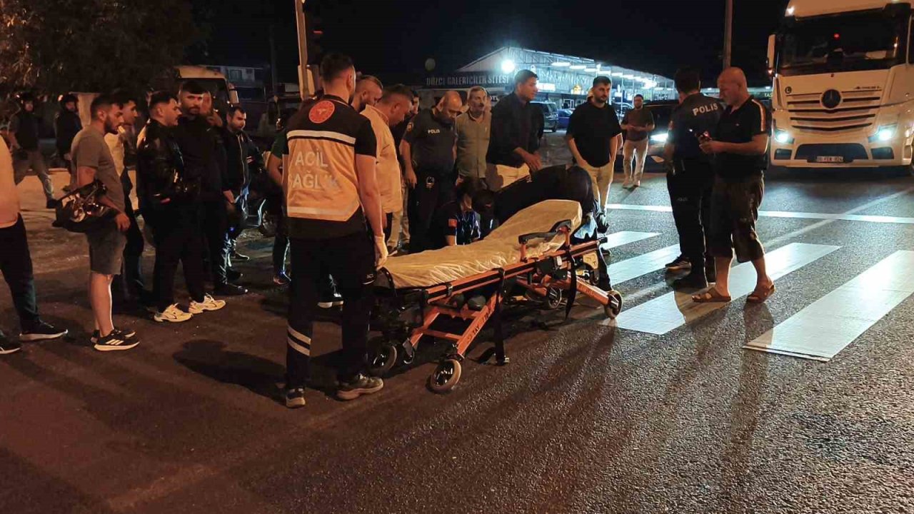 Yola aniden fırlayan yayaya motosiklet çarptı 1 yaralı