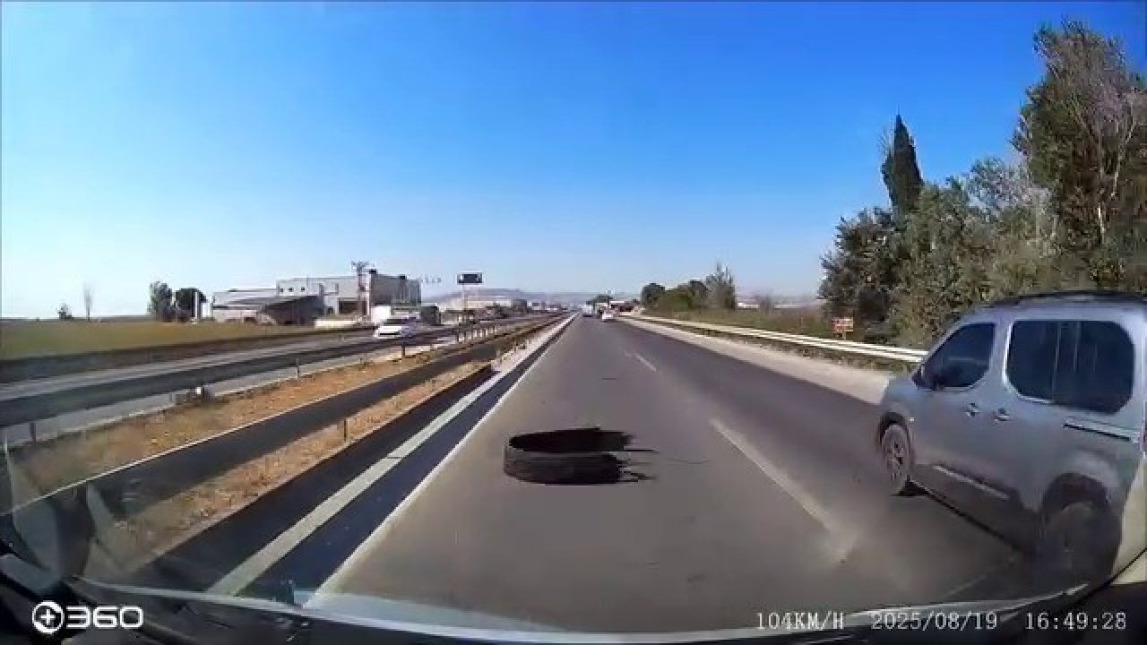 Karayoluna atılan kamyon lastiği kazaya sebep oldu, sürücü isyan etti