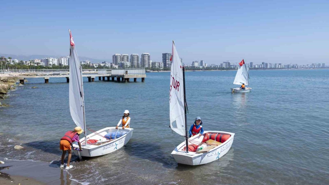 Mersin’de gençler ücretsiz kurslarla yelken sporu öğreniyor