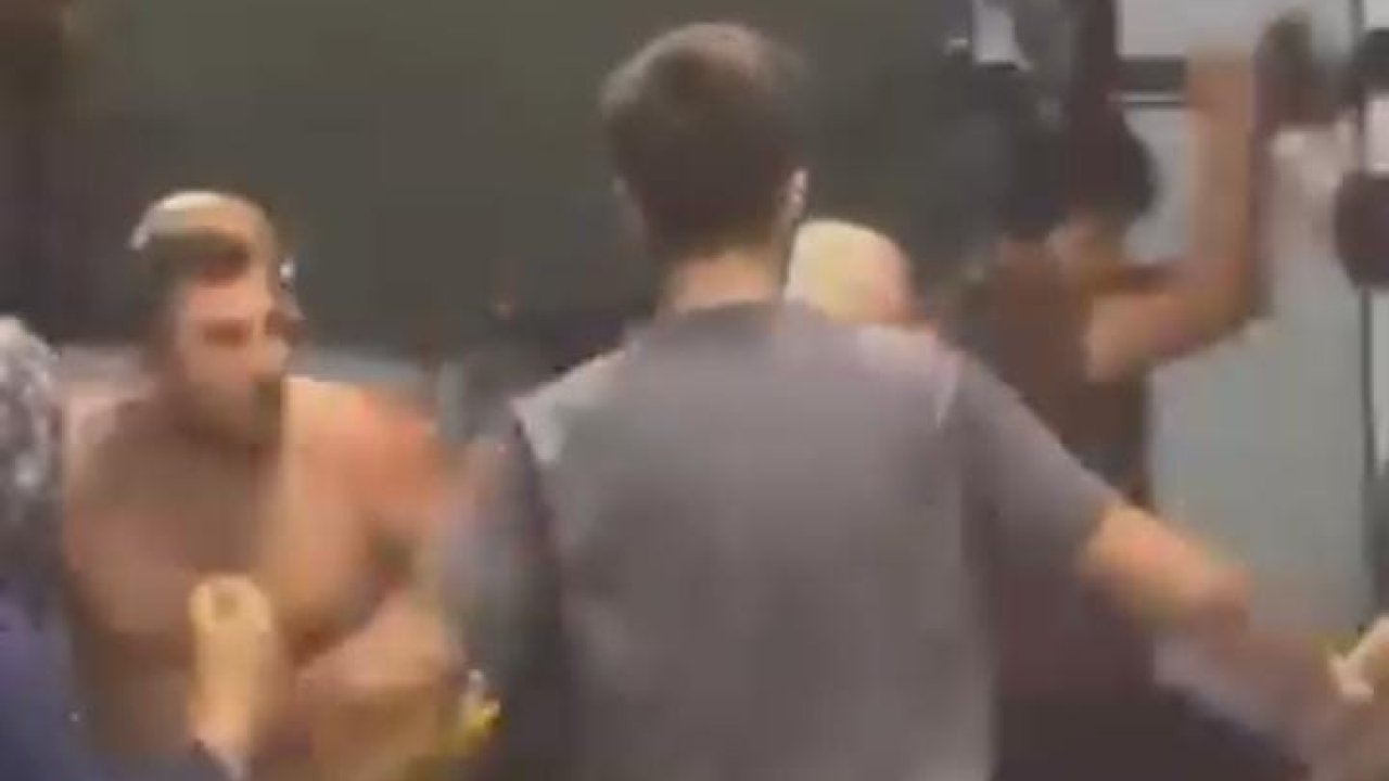 Bursa’da esnaf kavgası kamerada: Sandalyeler havada uçuştu