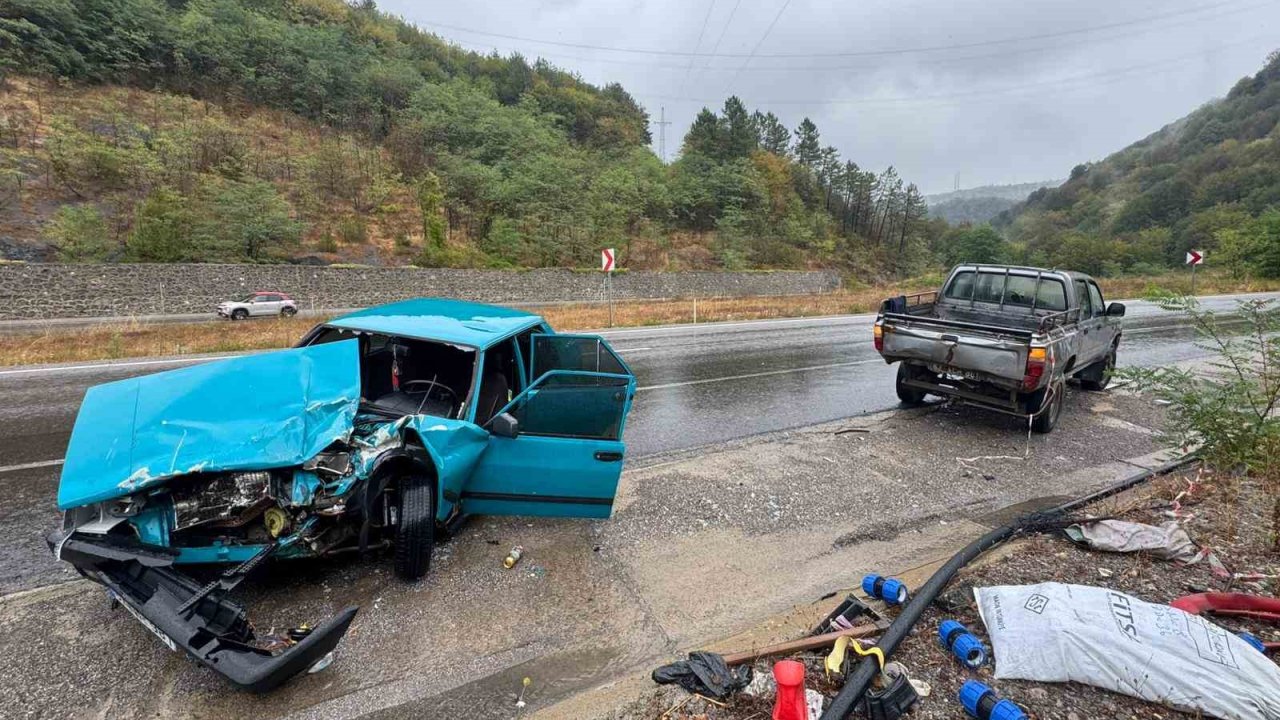 Depo bakımı yapan ekibin aracına çarpan otomobil hurdaya döndü