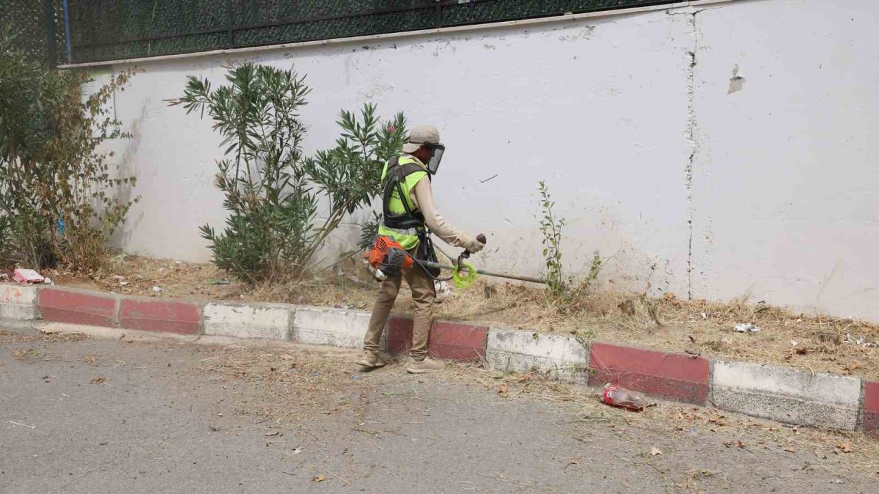 Okul bahçelerinde ot biçme çalışması yapılıyor