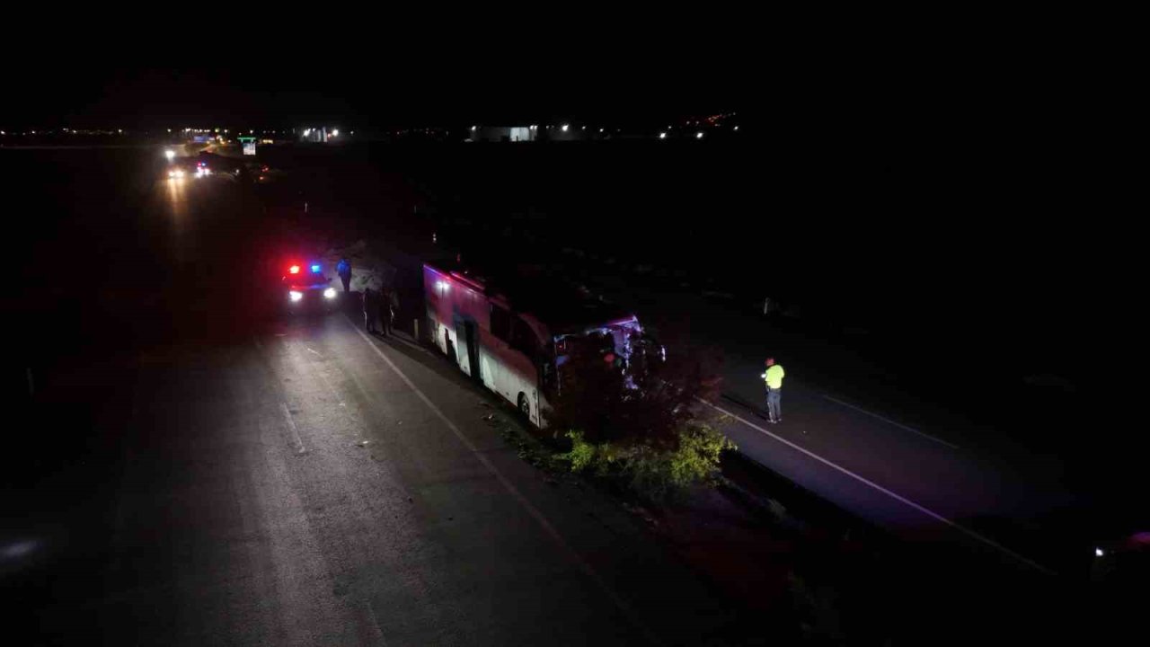 Orta refüje çıkan yolcu otobüsü ağaçları devirdi: 1 ölü, 13 yaralı