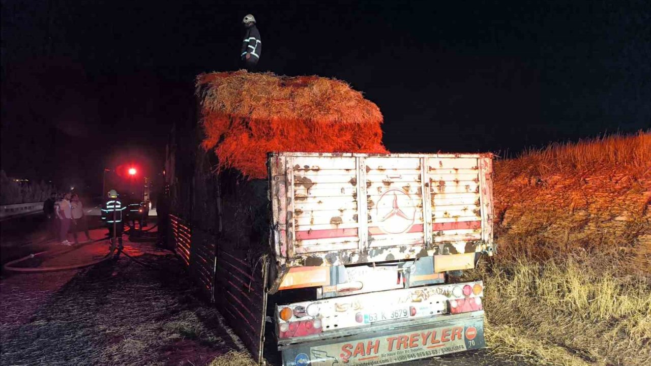 Şanlıurfa’da saman yüklü tır alev aldı