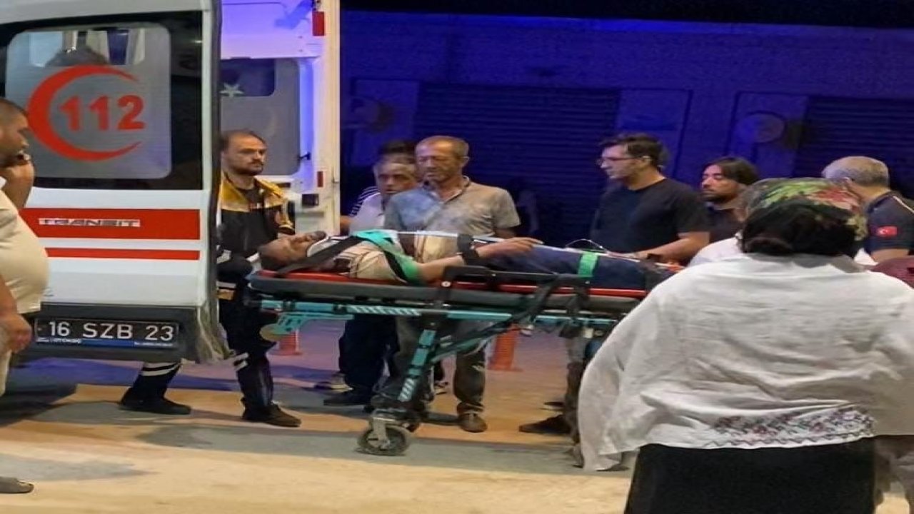 Devrilen traktörün sürücüsü ağır yaralandı