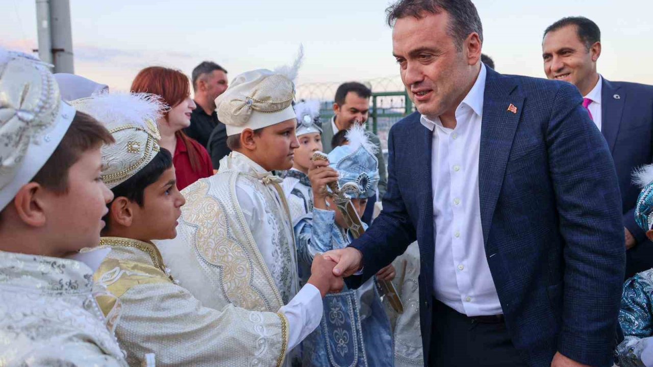 Koruma altındaki çocuklara özel sünnet düğünü renkli görüntülere sahne oldu