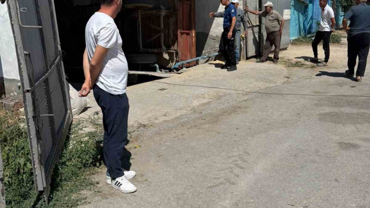 Yem kırma makinesine düşen işçi ağır yaralandı