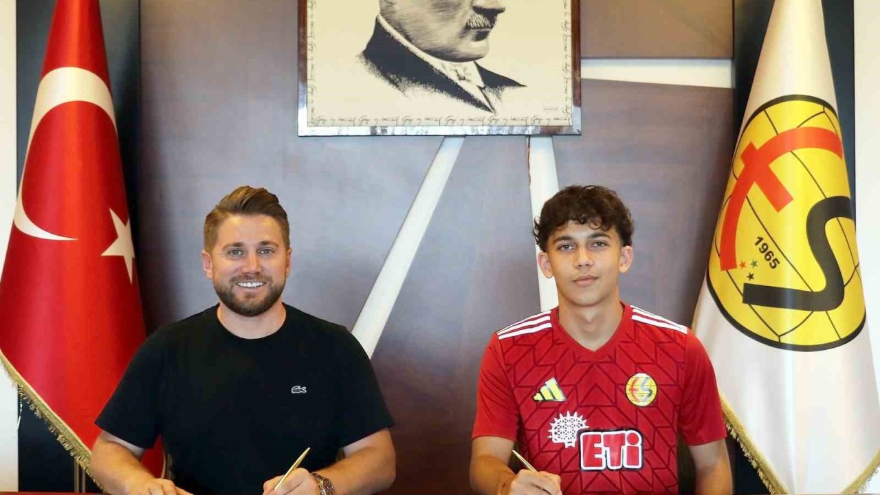 Eskişehirspor altyapı oyuncusu Ozan İsmail Cörüt ile sözleşme imzaladı