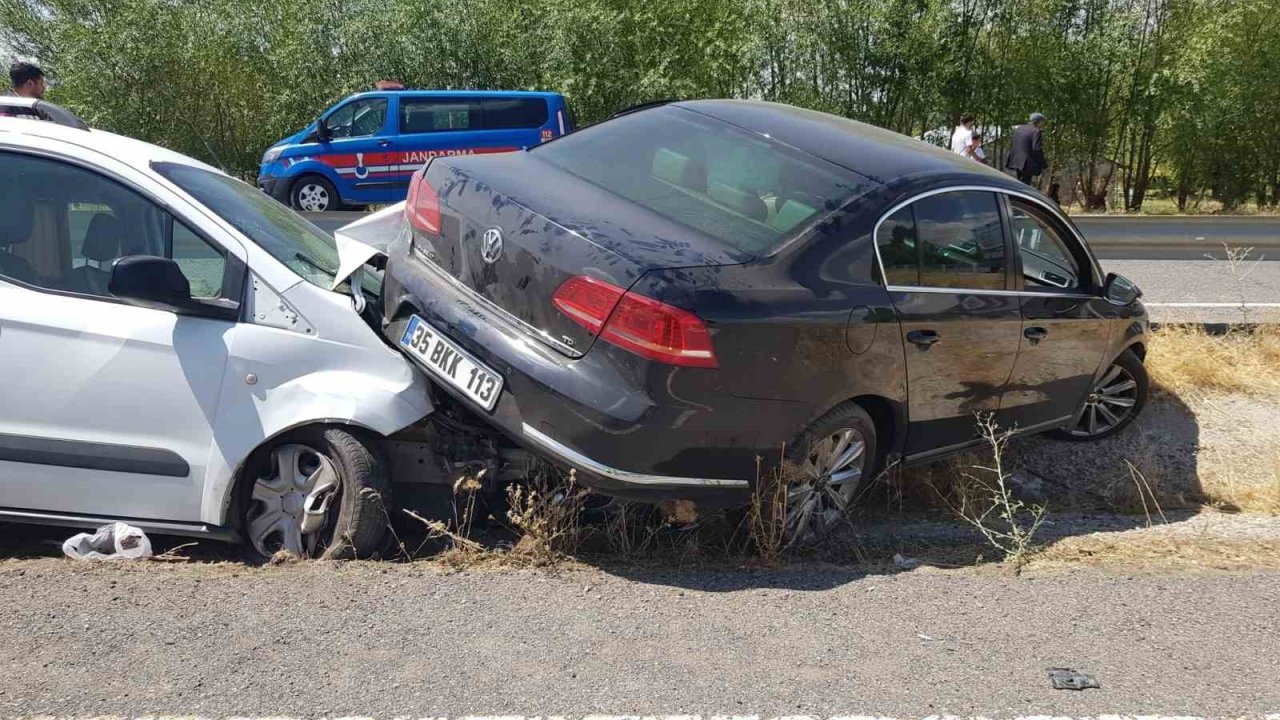 Ağrı İl Sağlık Müdürlüğü’ne ait makam aracı, Patnos dönüşünde kaza yaptı