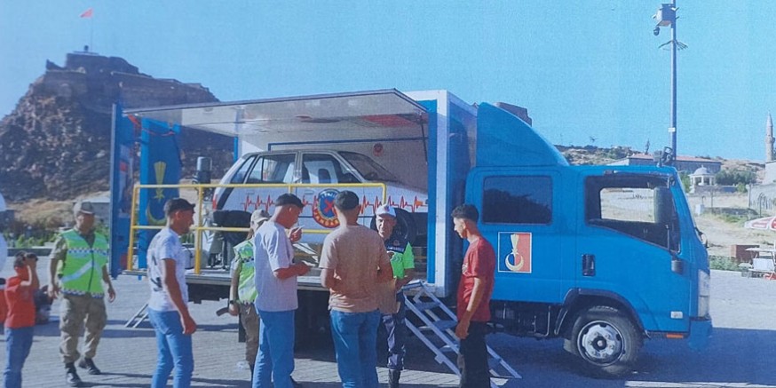Kars’ta Emniyet Kemeri Simülasyon Aracıyla Eğitim Verildi