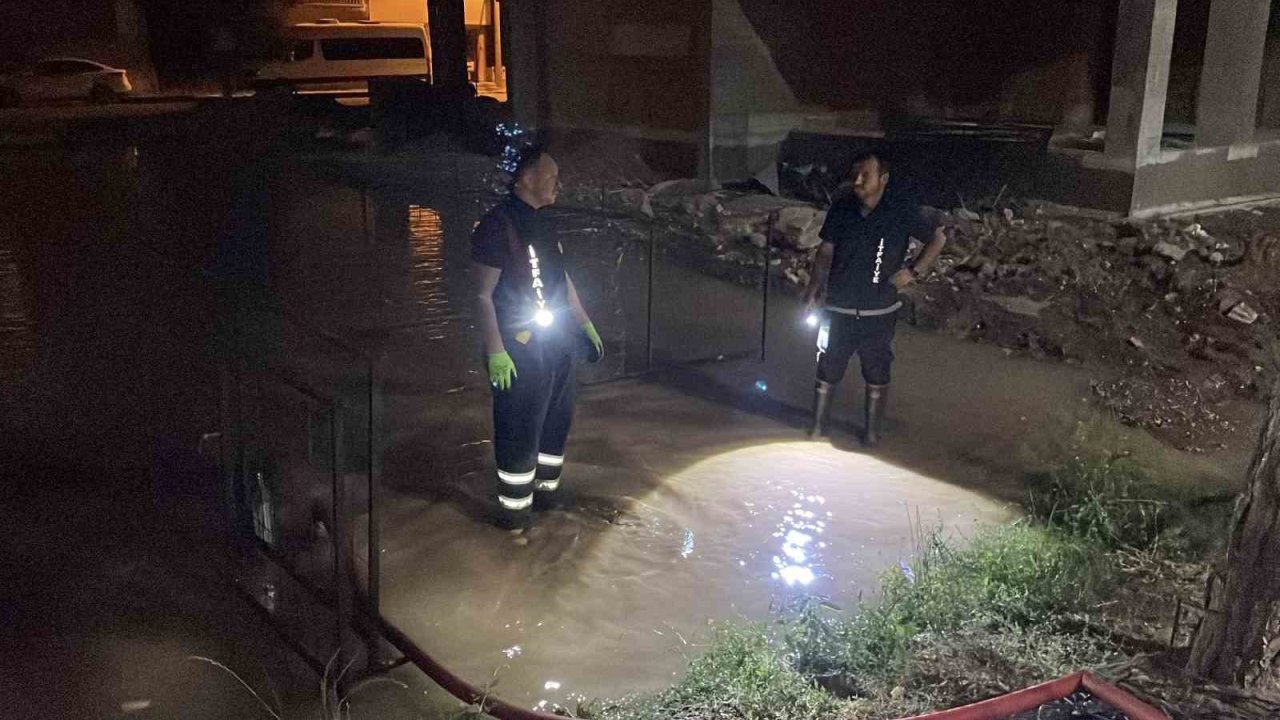 Sivas’ta ana hat su borusu patladı, belediye ekipleri müdahale etti