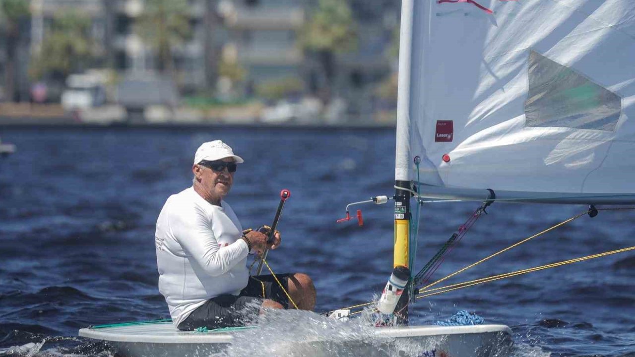 İzmir’de yelken festivali başladı: ILCA Master Türkiye Şampiyonası Karşıyaka’da düzenleniyor