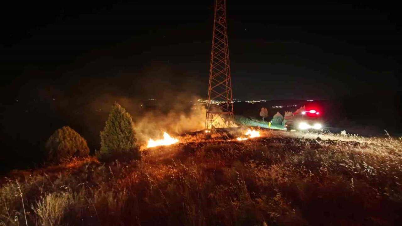 Yüksek gerilim hattı altında çıkan yangın korkuttu