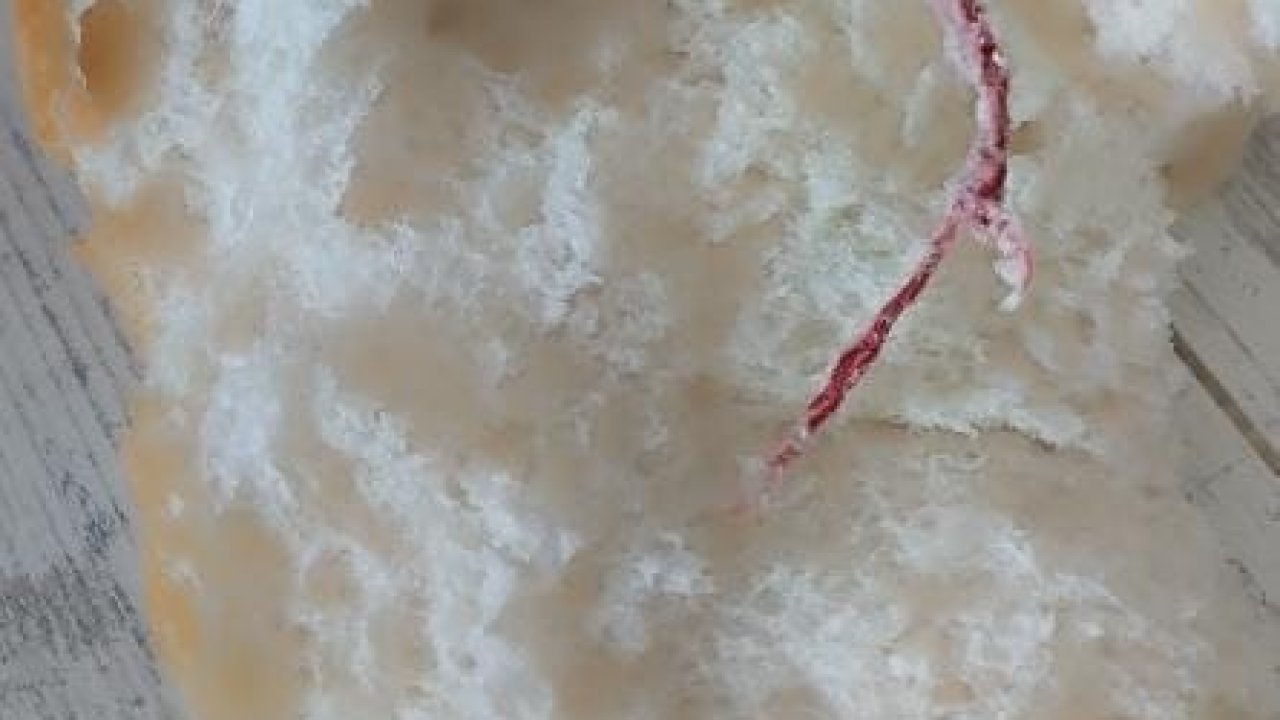 Elazığ’da ekmeğin içinden ip çıktı