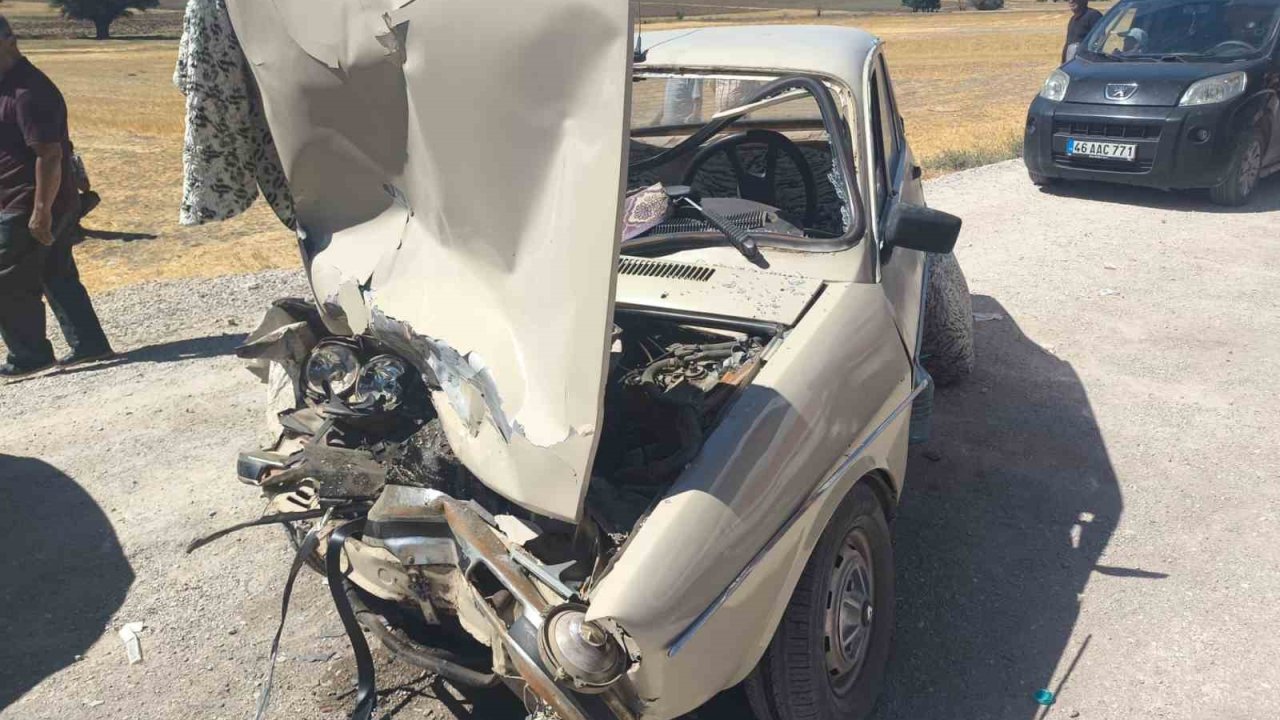 Kamyonet ile otomobil çarpıştı: 2 yaralı