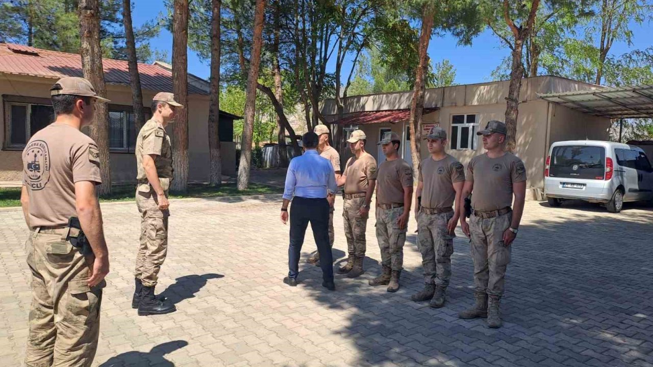 Dicle Kaymakamı Atış, şehit ailesi, asker ve vatandaşlarla buluştu
