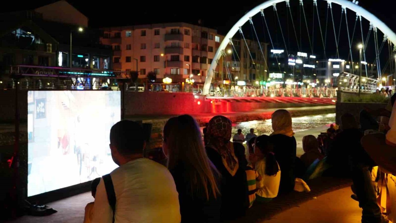 Önce film gösterimi, ardından söyleşi