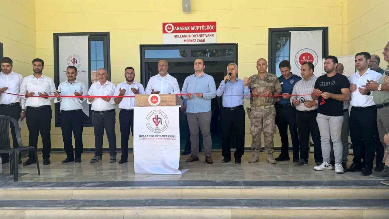 Depremde yıkılan Araban Merkez Camii, yeniden inşa edilerek ibadete açıldı