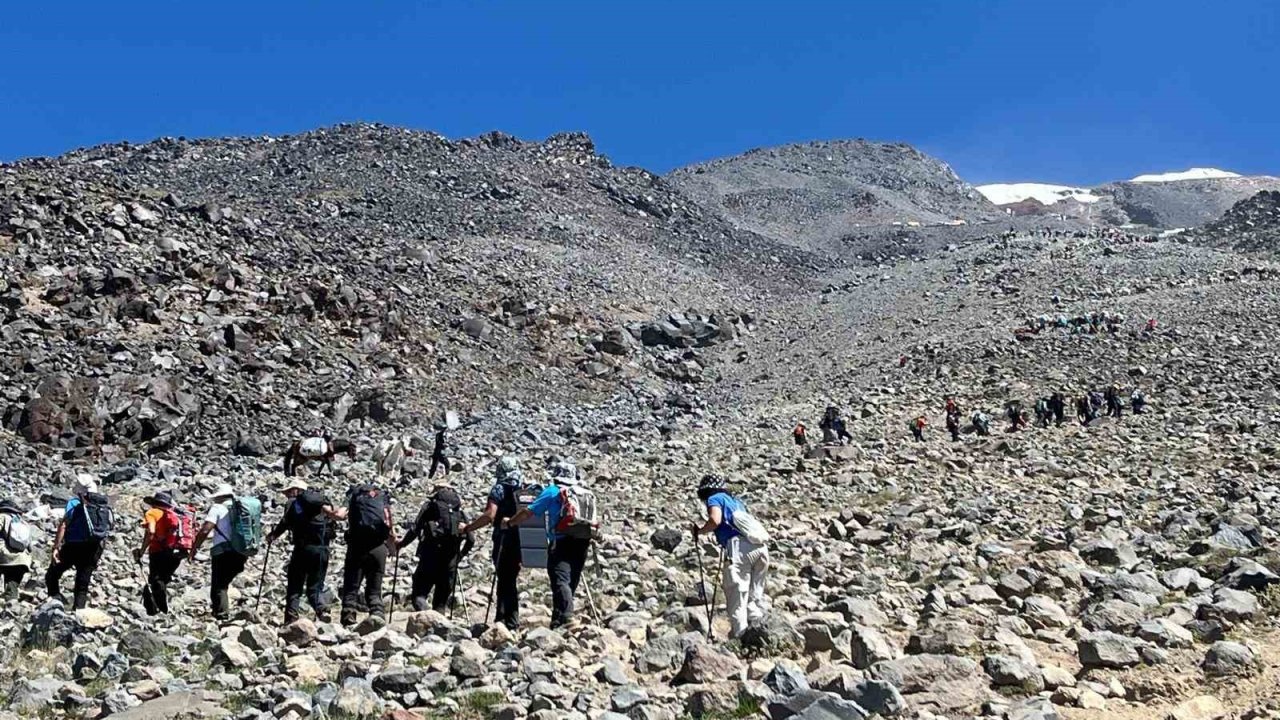 Eskişehirli 4 dağcı Ağrı Dağı’nın zirvesine tırmandı