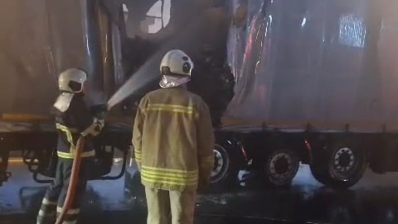 Mardin’de seyir halindeki tır alev aldı