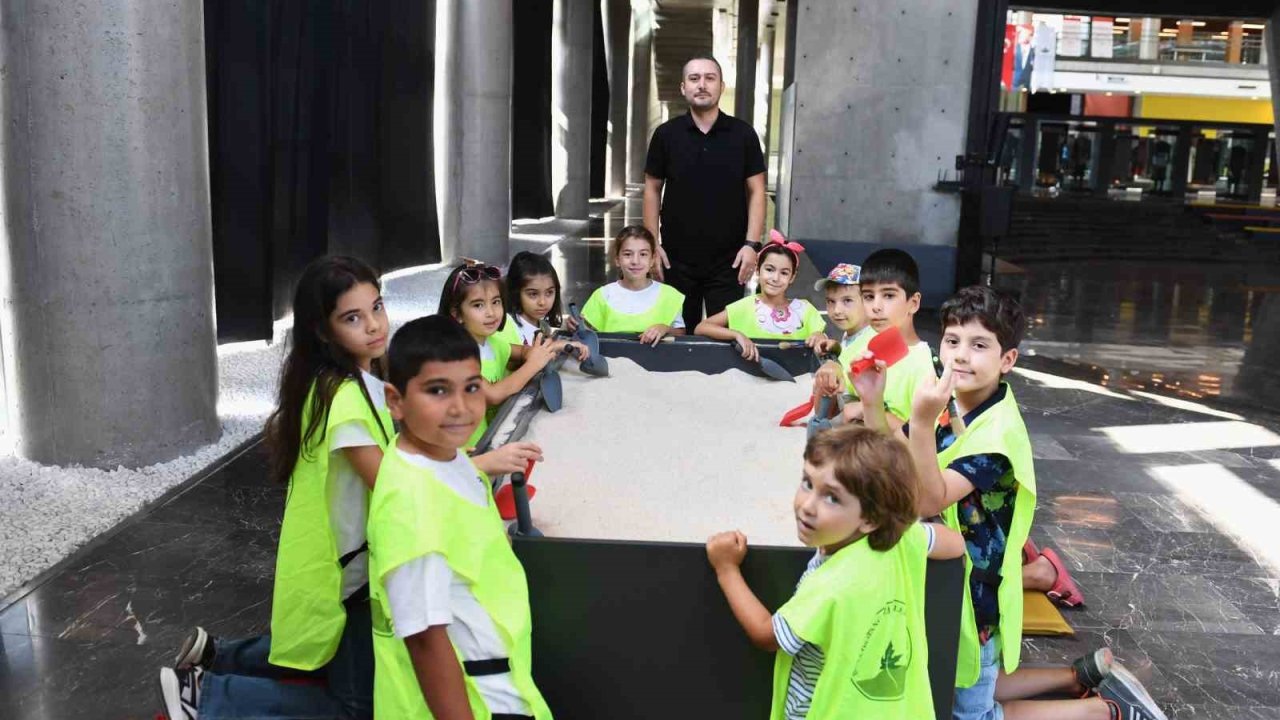 Osmangazi’de çocuklar arkeolojiyi deneyimleyek öğreniyor